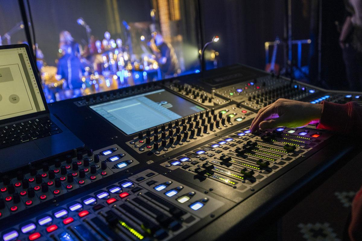Soundwave-Audio-Visual-Rentals-&-Services-1 Monitortafel-PA-band