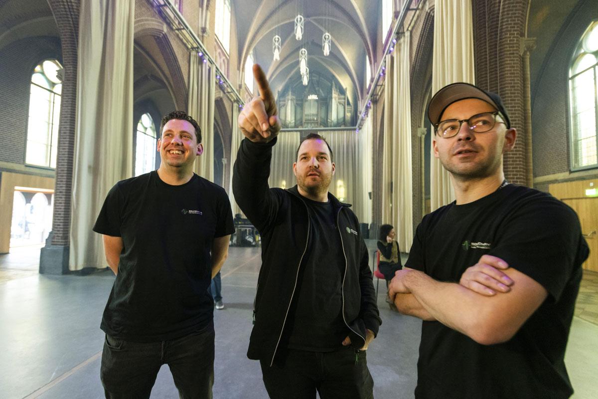 Soundwave-Audio-Visual-Rentals-&-Services-4 3 mannen pa geluidsbedrijf